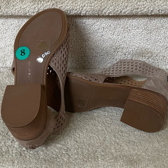 LUCKY BRAND LP- “NACRIA”PERFORATED/OPEN TOED / SUEDE SHOES /TAN / 8M/ EUC. - Picture 4 of 6